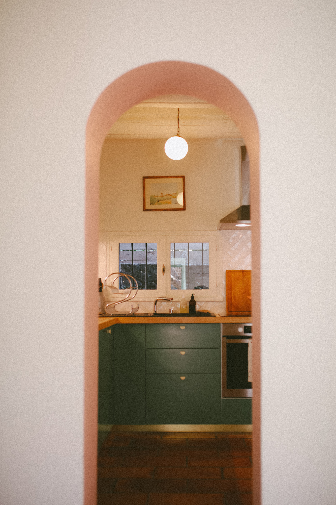 Keuken met roze boog