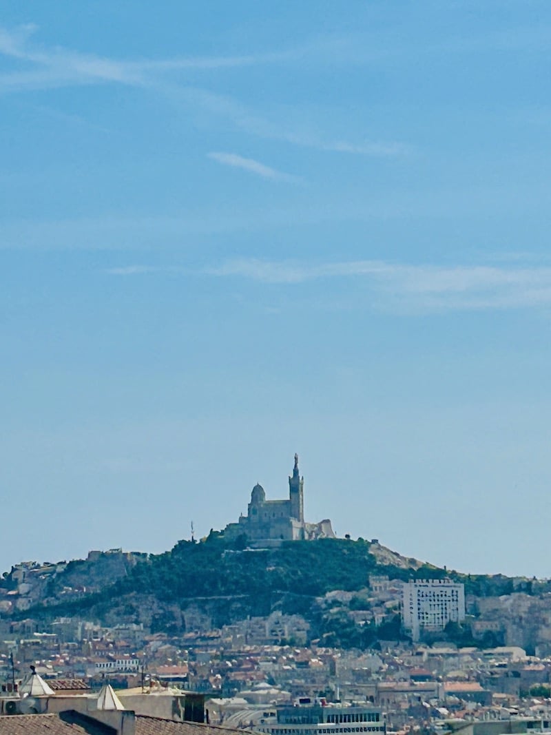 La vue sur la bonne mère en arrivant à la gare St Charles