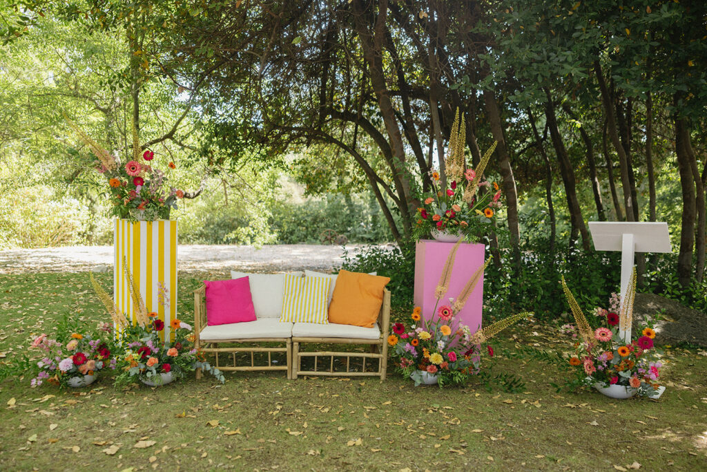 Décoration florale colorée pour une cérémonie de mariage en Provence.