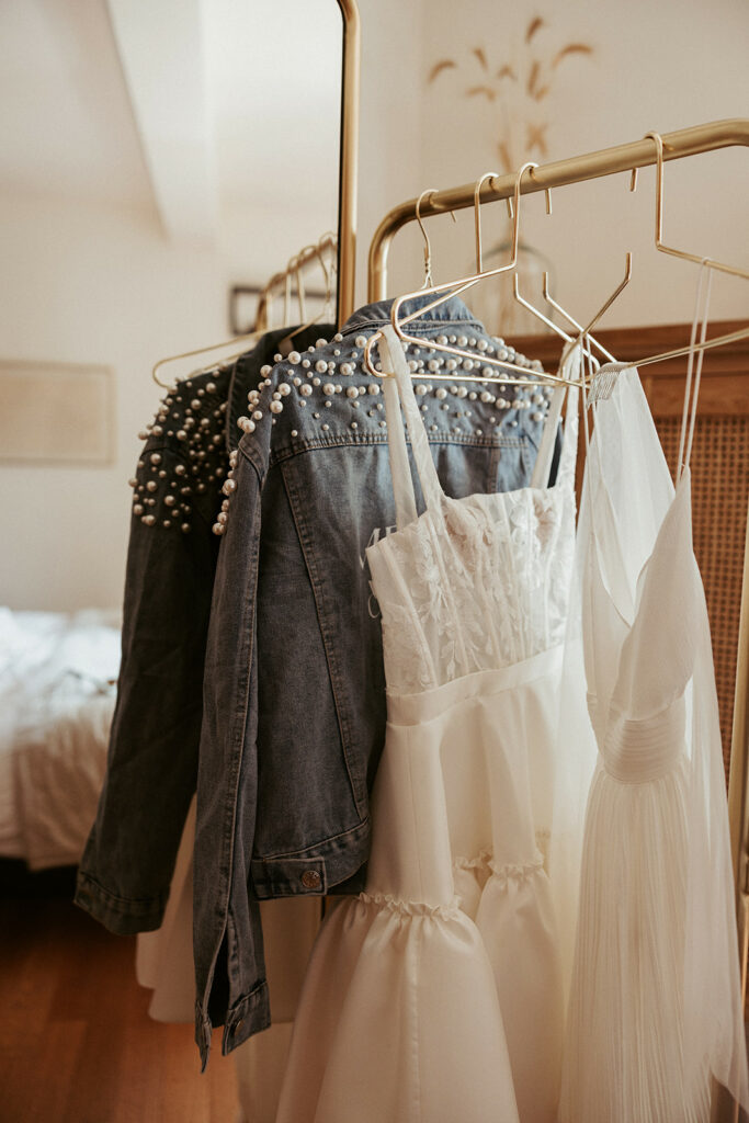 Robe de mariée et veste en jean perlée préparées dans une chambre de La Roucoulade.