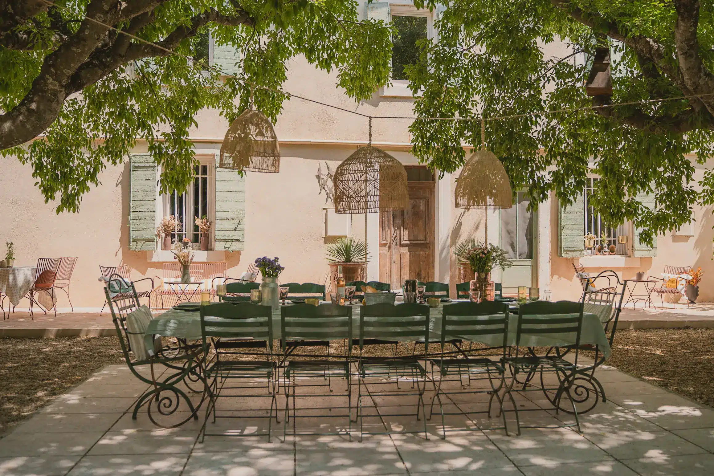 Grande table familiale sous les arbres à La Roucoulade, maison de famille en Provence à Ventabren, idéale pour séjours en groupe